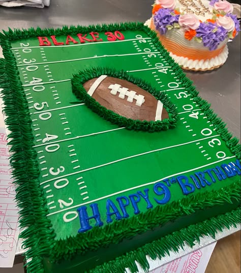 Football Field Cake Ideas, Diy Football Birthday Cake, American Football Cake Ideas, Easy Football Cake Ideas, Football Field Cupcake Cake, American Football Cake Design, Football Field Birthday Cake, Football Number Cake, First Birthday Football Theme Cake