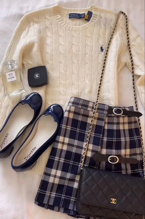 designer coquette old money purse repetto chanel ralph lauren outfit fashion aesthetic navy blue fall winter inspo Mode Old School, Navy Blue Outfit, Estilo Ivy League, Old Money Fashion, Money Clothes, Estilo Ivy, Money Fashion, Vetements Clothing, Money Girl