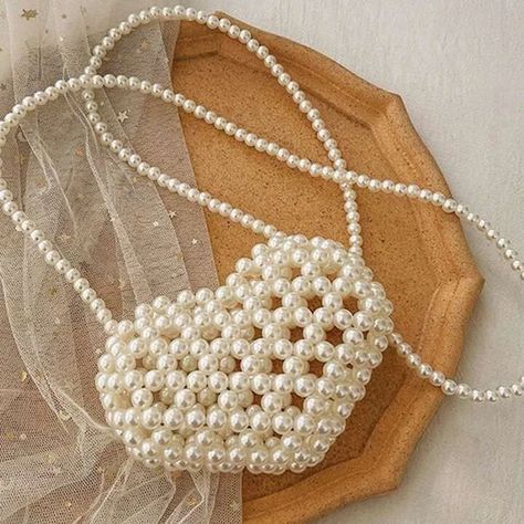 #fashionaccessories #handmadejewelry #bohostyle Heart Shaped Bag, Hand Beaded Bag, Bead Crafts Diy, Hand Beaded Embroidery, Crystal Bags, Diy Bracelet Designs, Beaded Jewelry Tutorials, Pearl Bag, Handbag Pattern