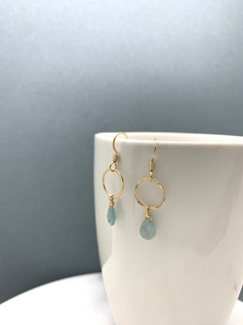 Diy Earrings From Nature, Dainty Wire Earrings, Wire Hammered Jewelry, Simple Handmade Earrings, Teardrop Earrings Diy, Earring Making Ideas, Wire Jewelry Ideas, Simple Handmade Jewelry, Handmade Earrings Diy