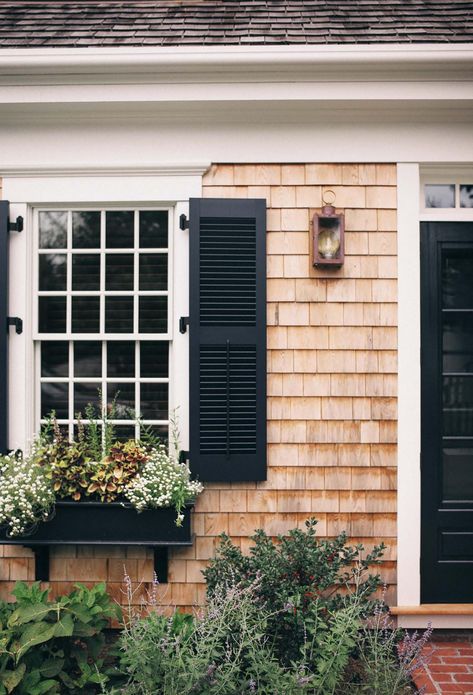 A Style Maven’s Guide to Exploring Martha’s Vineyard in Any Season Martha’s Vineyard House Exterior, Martha’s Vineyard Cottage, New England Beach House Exterior, Cottage Shingles, Nantucket Aesthetic, Nantucket House, Nantucket Style Homes, Nantucket Cottage, Shingle House