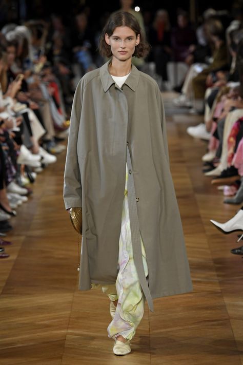 Trench Coat Runway, Coat Runway, Textile Book, Stella Mccartney Tennis, Modest Outfits Muslim, Outfits Muslim, Rain Trench Coat, Outwear Women, Kim Kardashian Red Carpet