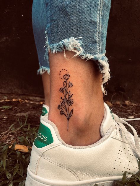 Women Tattoos Nature, Bend Of Leg Tattoo, Tattoo Placement For Women Leg, Back Of Foot Tattoo, Flowers On Ankle Tattoo, Flower Tatoos Woman, Small Unique Tattoos Women, Interesting Tattoos For Women, Achilles Tattoo Placement