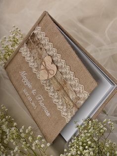 Bodas a Mares: Decorar con... arpillera Rustic Wedding Guest Book, Photo Guest Book, Burlap Lace, Burlap Wedding, Shabby Chic Wedding, Mod Wedding, Guest Books, Wedding Invitations Diy, Diy Invitations