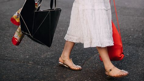 Jelly Sandals Are Back¡ªHere¡¯s How to Wear Them in 2022 Fisherman Sandals Outfit, Nineties Fashion, Pop Shoes, Shoe Trend, Bold Shoes, Sandals Resorts, Flat Gladiator Sandals, Sandals Outfit, Fisherman Sandals