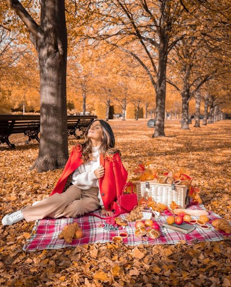 Girl having autumnal picnic in Regent’s Park Autumnal Aesthetic, Regents Park London, Autumn Picnic, London Autumn, Regents Park, Fashion Autumn, Beautiful Nature Pictures, Photoshoot Ideas, London Fashion