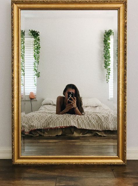 @jimenaamirandac 🐚 Selfie Poses Mirror, Mirror Pictures Selfie, Poses Mirror, Spiegel Selfie, Mirror Photography, Wedding Mirror, Scenic Photography, Mirror Reflection, Cool Mirrors