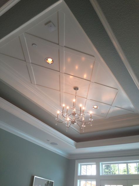 Love this chandelier and ceiling! Plafon Gypsum, Creek House, Pop False Ceiling Design, House Ceiling Design, Pop Ceiling Design, Plafond Design, Ceiling Design Living Room, Ceiling Design Modern, Bedroom False Ceiling Design