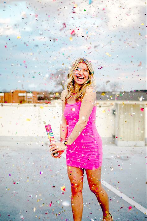 21st Birthday Photoshoot With Best Friend, 21st Birthday Outdoor Photoshoot, 21st Birthday Ideas Photo Shoots Outside, 21 Year Old Birthday Photoshoot, 21 Photo Shoot Ideas, Birthday Photoshoot Confetti, Cute Bday Poses, 18th Birthday Picture Ideas Photography, 21st Photoshoot Ideas Outside