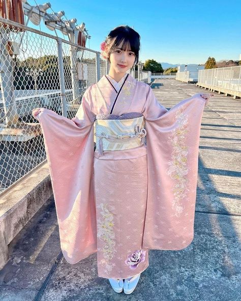 Pretty Kimonos, Furisode Kimono, Japanese Traditional Clothing, Kimono Japan, Pink Kimono, Kimono Outfit, Culture Clothing, Kimono Design, Japan Aesthetic