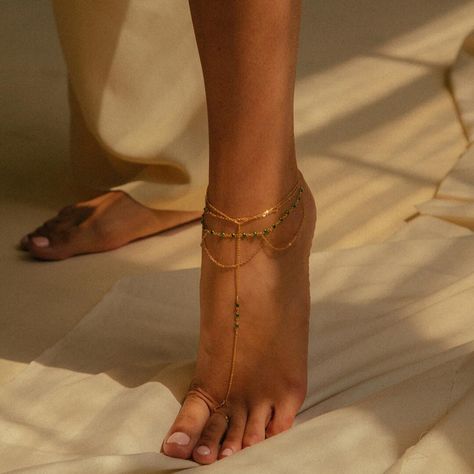 Anklets Indian, Hand Jewelry Rings, Their Story, 18k Gold Jewelry, Jewelry Fashion Trends, Foot Jewelry, Ankle Bracelet, Chain Anklet, Hand Jewelry