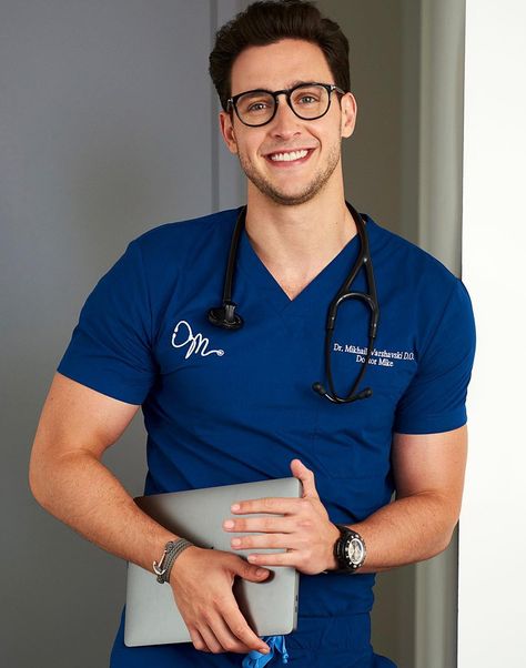 Aquí las fotos de los 10 doctores ¡más hot de Instagram! Medical Scrubs Men, Dr Mike Varshavski, Mike Varshavski, Doctor Mike, Foto Doctor, Icona Ios, Medical Photography, Dr Mike, Male Doctor