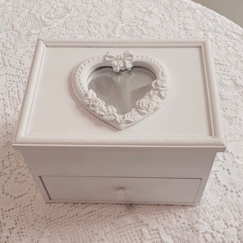 ꔫ on Twitter: "adorable jewelry box… " Coquette Locker Decor, Coquette Trinkets, Cute Furniture, Room Makeover Inspiration, House Room, Cute Room Decor, Cozy Room, Aesthetic Bedroom, Dream Bedroom