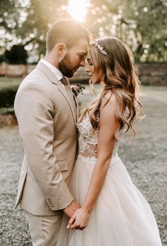 Gorgeous Cute Wedding Photos Bride And Groom � cute wedding photos tender sunset photo brigittefoysi Cute Wedding Photos, Foto Pertunangan, Pose Pengantin, Wedding Photos Bride And Groom, Bride Groom Poses, Wedding Photos Bride, Wedding Portrait Poses, Wedding Photography Bride, Wedding Picture Poses