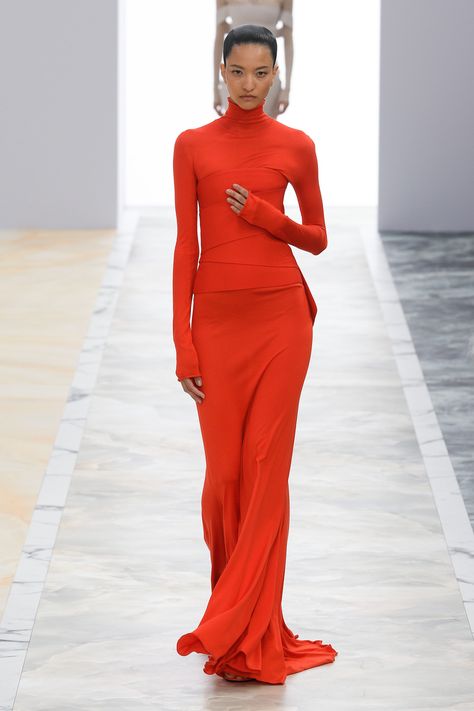 Red Orange Fashion, Fendi Fall 2023, Red Orange Outfit, Red Runway Fashion, Red And Orange Dress, Fall 2023 Couture, Fendi Couture, Aw 2023, Paris Couture Week