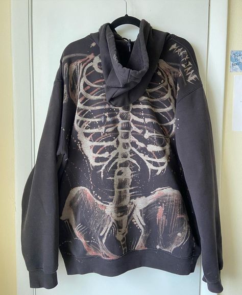 jane 🐉 on Instagram: “🚨🚨UPDATE : SOLD OUT!!!🚨🚨🚨 BLEACH SKELETON DESIGN Link on story to order!! SHIPPING : Shipping should take up to about a week or two…” Bleach Hoodie Designs Skeleton, Bleach Printed Shirts, Skeleton Shirt Design, Bleach Hoodie Designs Diy, Painted Bleach Hoodie, Bleached Skeleton Hoodie, Skeleton Bleach Shirt, Bleach Skeleton Shirt, Bleached Hoodie Diy