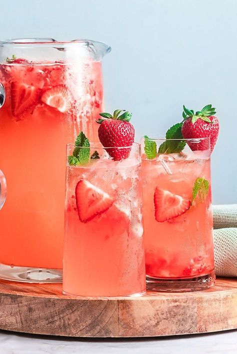 Strawberry Cheesecake Recipes, Freeze Strawberries, Red Drink, Sparkling Lemonade, Strawberry Soda, Ginger Lemonade, Red Drinks, Strawberry Drinks, Healthy Smoothie Recipes