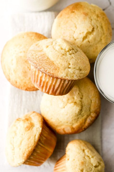 Vanilla Breakfast Muffins, Vanilla Bean Muffins, Vanilla Muffins Recipe, Vanilla Yogurt Recipes, Breakfast Desserts, Baking Lessons, Raisin Muffins, Fruit Muffins, Vanilla Muffins