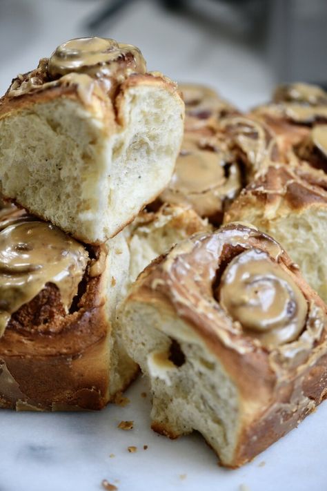 Cardamon Recipes, Scrolls Recipe, Bun Recipes, Cinnamon Bun Recipe, Cinnamon Roll Recipe Homemade, Bread Ideas, Baked Sweets, Whole Foods Vegan, Christmas Bread