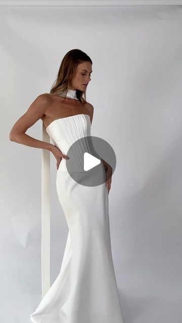 KWH BRIDAL Dresses by Karen Willis Holmes on Instagram: "TREND ALERT: BRIDAL SCARVES
What’re your thoughts about this trend?
We are all over this moment that’s happening in the bridal world currently and couldn’t be more obsessed with adding one to our Roberta & Karly BESPOKE gown 👩‍🍳💋" Karen Willis Holmes Wedding Dress, Kwh Bridal, Karen Willis Holmes, Dress Inspo, This Moment, Bridal Dresses, Bespoke, Wedding Dress, In This Moment