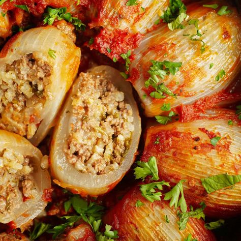 Greek Stuffed Onions (Salantourmasi) Greek Stuffed Onions, Baked Stuffed Onions Whole, Middle Eastern Stuffed Onions, Greek Stuffed Eggplant, Sicilian Stuffed Artichokes, Appetizers Easy Finger Food, Onion Recipes, 30 Minute Meals, Healthy Eating Recipes