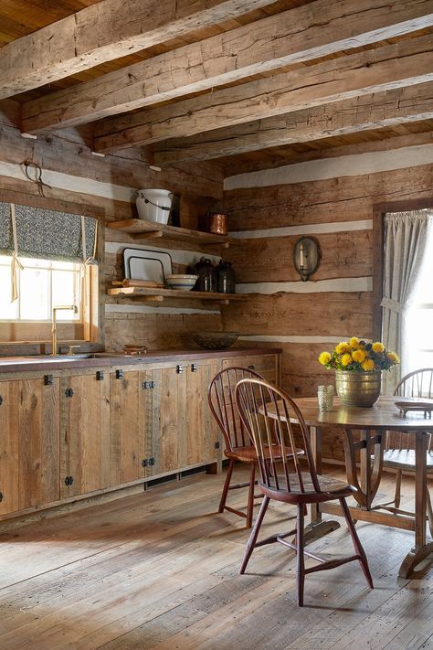 Log Cabins Interiors, Cozy Cabin Aesthetic, Cabin Decor Ideas, Log Cabin Kitchens, Log Cabin Kitchen, Mountain Cabin Decor, Cabin Style Homes, Cabin Modern, Log Cabin Living