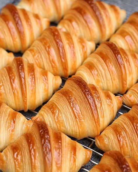 French Pastries Aesthetic, Crossiant Aesthetic, Rich Things, Croissant Aesthetic, French Croissant, Aesthetic Drink, Food Reference, Eclair Recipe, France Aesthetic