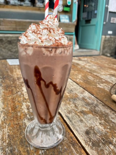 #milkshake #chocolate Chocolate Milkshake, Milkshakes, Diner, Yummy Food, Drinks, Collage, Pins