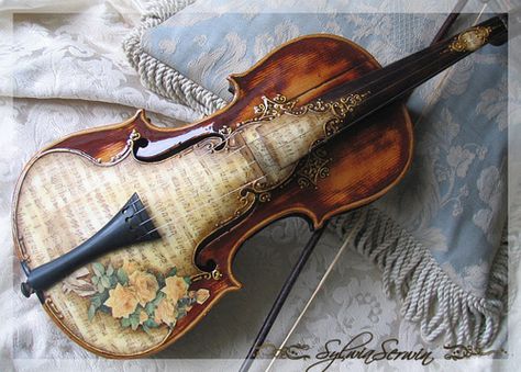 Beautiful Old Violin, Violin Art, Violin Design, Art Musical, Instruments Art, Electric Violin, Learn Violin, Violin Music, Musical Art