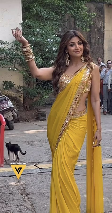 Bollywood Actresses In Saree, Shilpa Shetty Saree Look, Shilpa Shetty Saree Latest, Indian Body Type, Shilpa Shetty Outfits, Hair With Saree, Shilpa Shetty Saree, Shilpa Shetty Photo, Actress In Saree