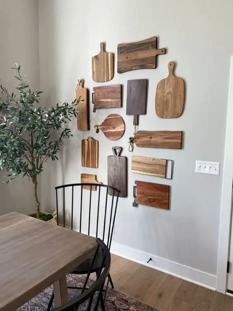 Creative Kitchen Wall Decor Ideas for Modern Homes - Find Your Style Kitchen Walls Decorating Ideas, Charcuterie Board Wall Display, Rustic Kitchen Wall Decor Ideas, Wall Decor In Kitchen, Large Kitchen Wall Decor Ideas, Kitchen Wall Decorating Ideas, Farmhouse Boho Kitchen, Kitchen Wall Decor Ideas, Apartment Finds