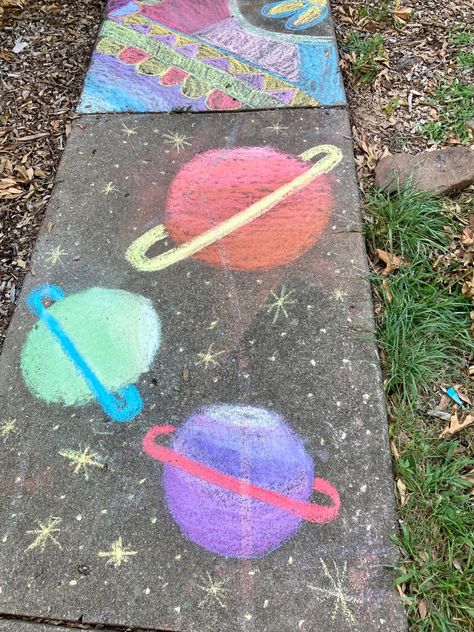 Chalk Inspo Easy, Fun Chalk Ideas, Sidewalk Chalk Art Ideas Easy, Cool Chalk Ideas, Chalk Ideas Easy, Cute Chalk Ideas, Chalk Art Illusions, Simple Chalk Art, Easy Sidewalk Chalk Art