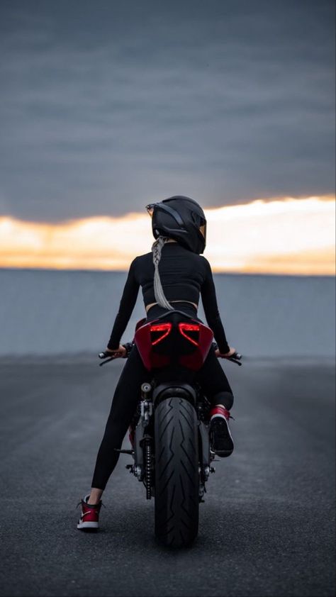 Motorcycle Photo Shoot, Motorbike Photos, Female Motorcycle Riders, Biker Photography, Image Moto, Biker Photoshoot, Bike Aesthetic, Race Bike, Bike Race