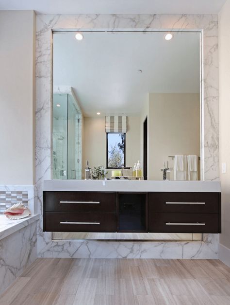 Transform your ordinary bathroom with this big mirror trend! Big Mirrors, Unique Bathroom Mirrors, Bathroom Mirror Makeover, Bathroom Mirror Ideas, Large Bathroom Mirrors, Bathroom Mirror Design, Bathroom Mirror Frame, Inspiration Bathroom, Bad Inspiration