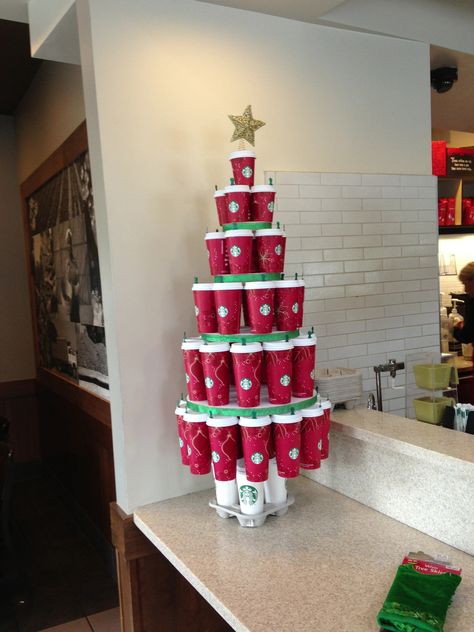 Árbol de Navidad ChristmasTree #NavidadStarbucks #Christmas #VasosRojos #RedCups #Starbucks #Cafe #Coffee Christmas Coffee Decor, Coffee Shop Christmas Decorations Ideas, Starbucks Decorations, Coffee Decorations, Starbucks Chalkboard, Starbucks Crafts, Diy Library, Christmas Starbucks, Starbucks Art