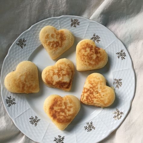 Heart Pancakes, Heart Shaped Food, Läcker Mat, Think Food, Cafe Food, Pretty Food, Food Cravings, Cute Food, I Love Food