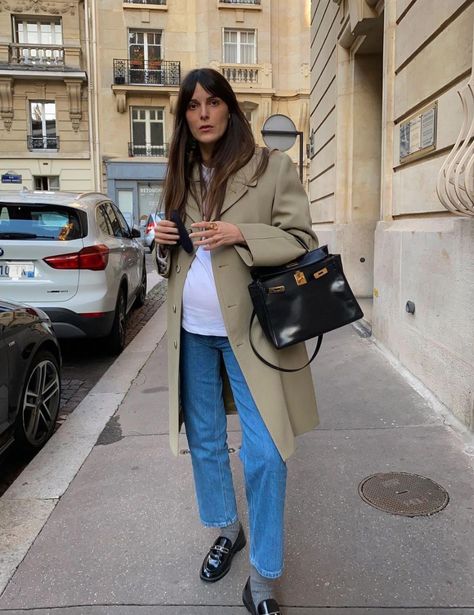 How To Wear A Trench Coat Like a Parisian Bump Street Style, Parisian Style Pregnant, Monikh Dale Pregnant, Pregnant French Style, Leia Sfez Pregnant Style, French Postpartum Style, 2nd Trimester Work Outfits, Parisian Maternity Style, Holiday Pregnancy Outfits