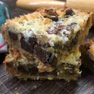 How To Make Hello Dolly Bars Coconut Bars Recipe, Hello Dolly Cookies, Chocolate Coconut Bars, Dolly Bars, Graham Cracker Butter, Fluffiest Cinnamon Rolls, Hello Dolly Bars, Magic Cookie Bar Recipe, Portable Dessert