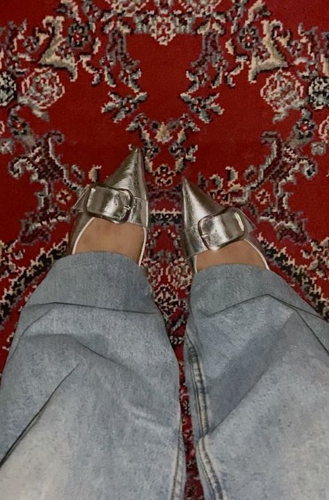 Silver Shoe Outfits, Silver Kitten Heels Outfit, Pumps With Jeans, Kitten Heels Outfit, Europe Fits, Silver Kitten Heels, Heels And Socks, Grad Outfits, Grunge Chic