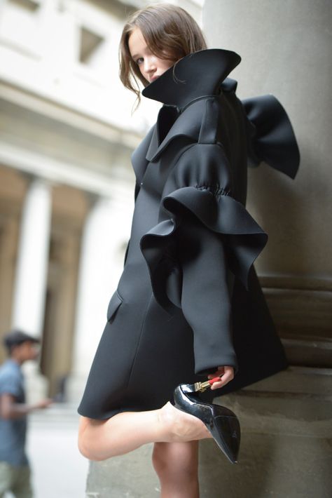 Perfect for shopping sprees (Coat by Simone Rocha) Structured Fashion, Mode Abaya, Futuristic Fashion, Black Women Fashion, Komplette Outfits, Fashion 2017, Womens Fashion Trends, Creative Fashion, Fashion Details