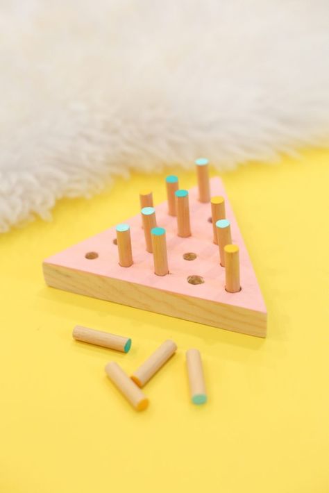 Diy Travel Games, Cheap Xmas Gifts, Diy Wooden Games, Triangle Game, Peg Game, Crafts Summer, Woodwork Projects, Wood Games, Toys Diy