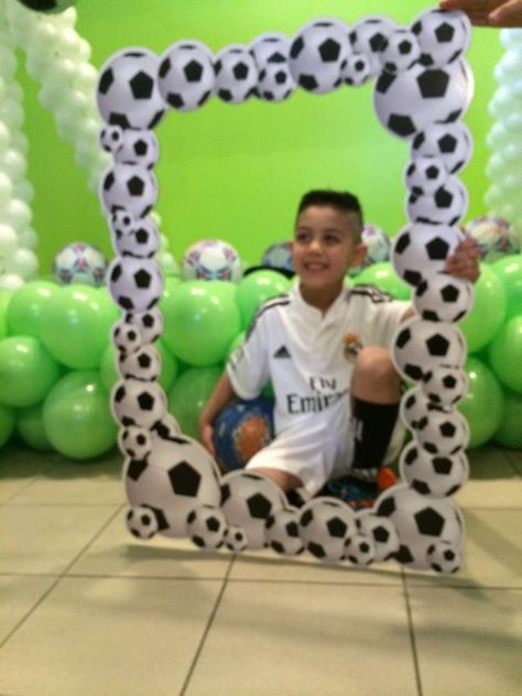 A Fun Soccer-Themed Birthday! | CatchMyParty.com Football Theme Bday Party, Baseball And Soccer Birthday Party, Soccer Party Theme Ideas, Football Birthday Theme Ideas, Soccer Theme Party Ideas, Soccer Birthday Party Cake, Soccer Bday Party Ideas, End Of Season Soccer Party, Soccer Party Theme