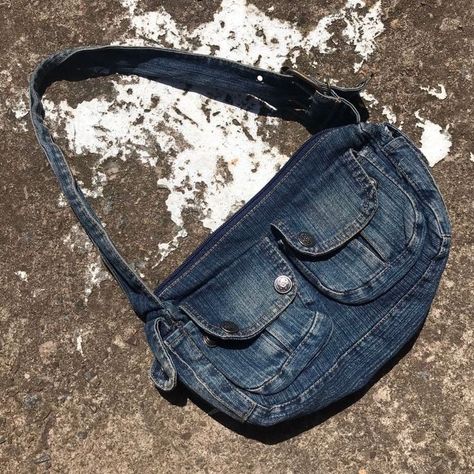 Shoulder Bag Aesthetic Outfit, Shoulder Bag Aesthetic, Y2k Bags, Outfit Denim, Jean Purse, Mode Crochet, Thrift Flip, Bag Aesthetic, Pretty Bags