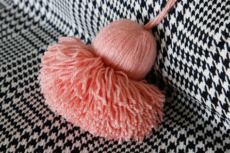 Recycled Furniture Upcycling, Tassels Tutorials, How To Make Furniture, Diy Tricot, Furniture Upcycling, How To Make Tassels, Make Furniture, Textil Design, Yarn Skein