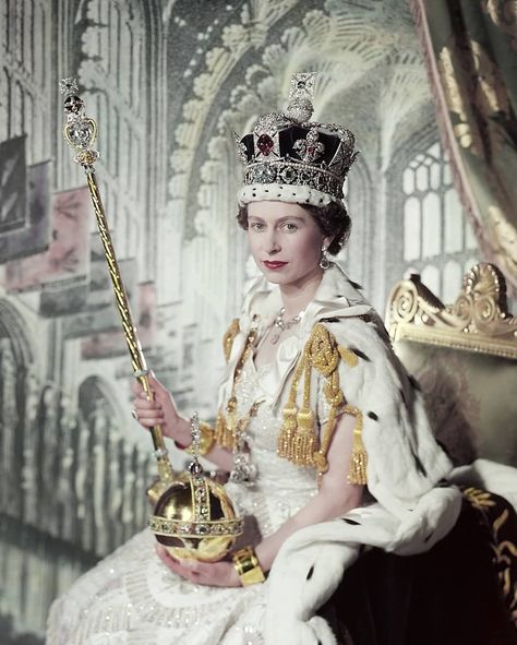 Coronation portrait of Her Majesty The Queen, taken by Cecil Beaton at Buckingham Palace on 2 June 1953. Plus 12 facts about the coronation. Ratu Elizabeth, British Crown Jewels, Young Queen Elizabeth, Royal Family Portrait, Royal Crown Jewels, Wallis Simpson, Rainha Elizabeth Ii, Royal Collection Trust, Reine Elizabeth