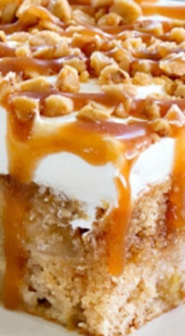 Toffee Cake Recipe Simple, Carmel Apple Poke Cake Recipes, Caramel Apple Poke Cake, Apple Poke Cake, Thanksgiving Goodies, Pecan Cookie, Apple Cakes, Awesome Desserts, Tiramisu Dessert