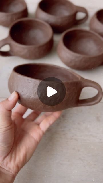 Coiled Bowls Ceramic, Pinch Method Ceramics, Soup Bowls Ceramic Handmade Pottery, Hand Pinched Pottery, Clay Mug Handles, Pinch Mug Pottery, Pinch Clay Ideas, Pinch Pot Mugs Ideas, Pinch Bowls Ceramics