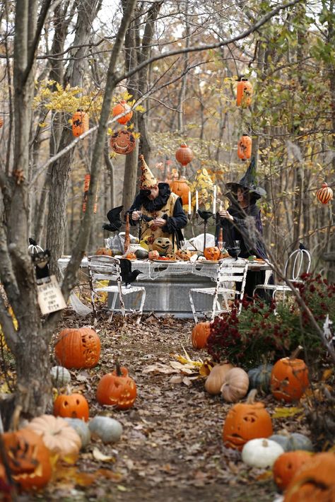 Bruce Elsass and Karin Lidbeck  creating a Halloween party in the woods Labu Halloween, Outdoor Halloween Parties, Halloween Garden Decorations, Halloween Outdoor Decoration, Creative Halloween Decorations, Diy Halloween Party, Dekorasi Halloween, Photo Halloween, Clever Halloween