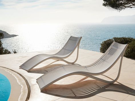 IBIZA | Sun lounger Ibiza Collection By VONDOM design Eugeni Quitllet Kursi Outdoor, Chaise Longue Design, Poolside Loungers, Daybed Design, Outdoor Loungers, Sun Lounge, Casa Patio, Pool Furniture, Outdoor Chaise