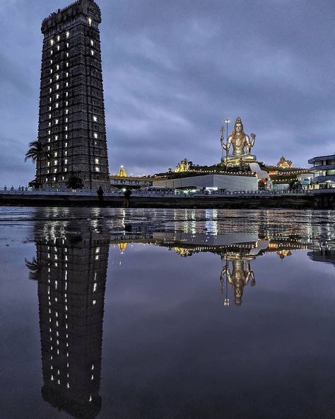 Hindustan Pictures on Instagram: “Divine Reflection 💕 • • Featured Artist: @rajography • • #murudeshwar #shiva #temple #karnataka #reflection #teampixel #google #_hpics !! •…” Murudeshwar Temple, Shiva Temple, Temple India, भगवान शिव, Indian Temple Architecture, Temple Photography, Hanuman Pics, Camera Logo, Travel Inspiration Destinations